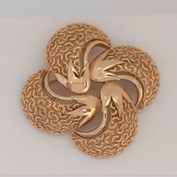 TRIFARI Textured Smooth Gold‎ Tone Small Dome Swirl Brooch Pin - Picture 1 of 7